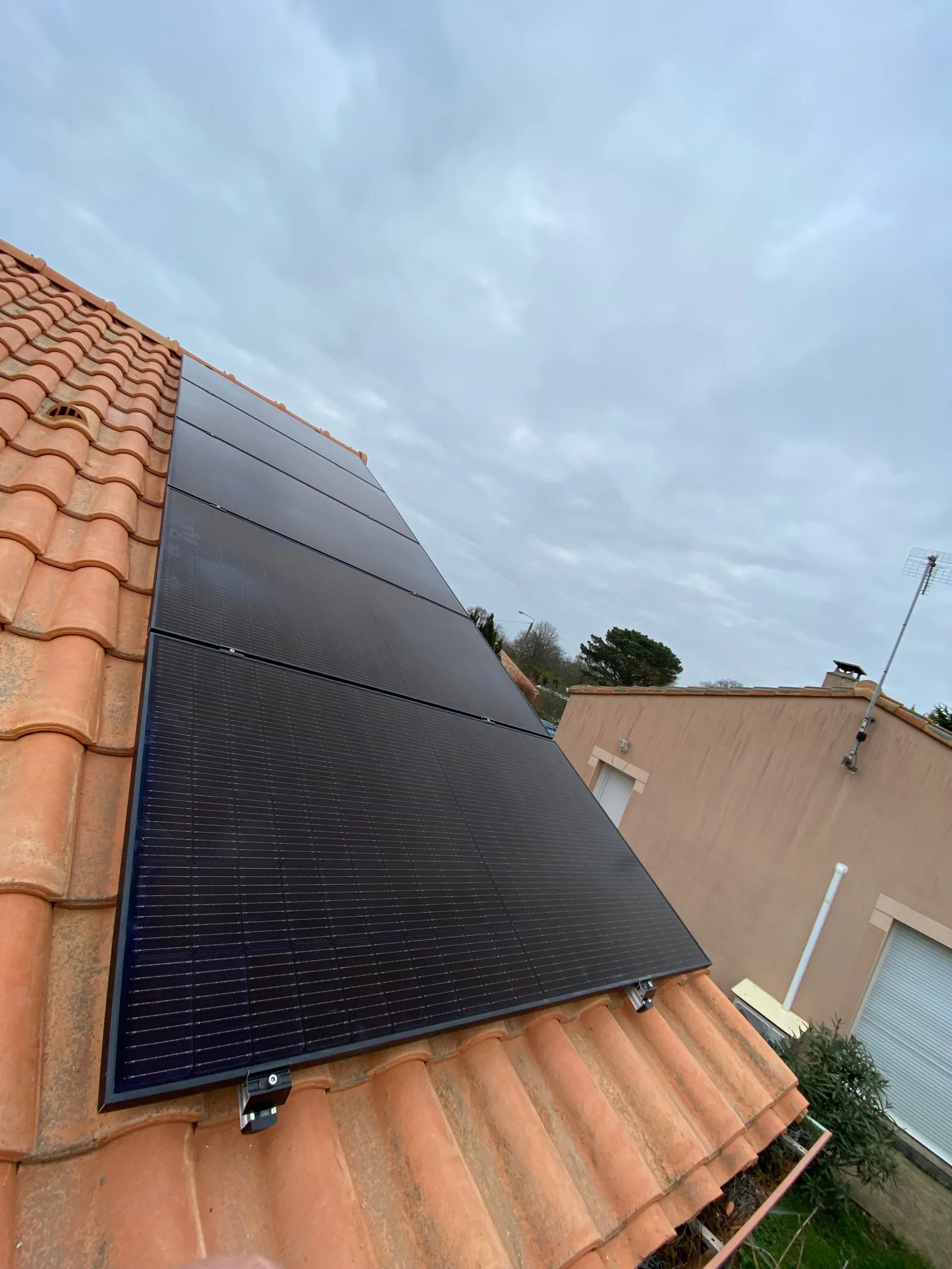 Installation photovoltaïque sur toiture tuiles — chantier AVP