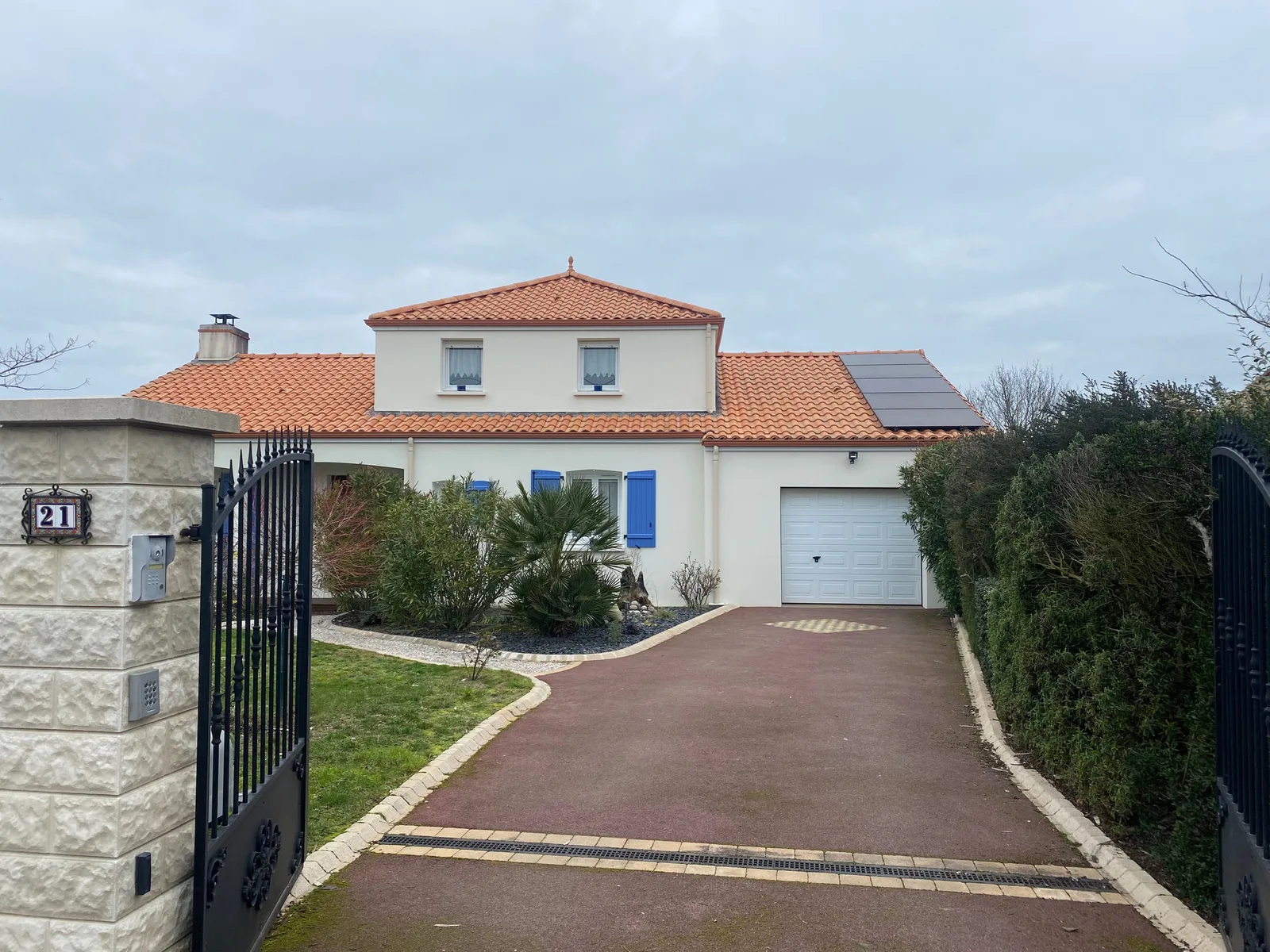Maison équipée de panneaux photovoltaïques — chantier AVP