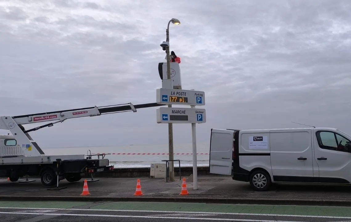 Pose de caméra de vidéosurveillance en bord de mer — chantier AVP